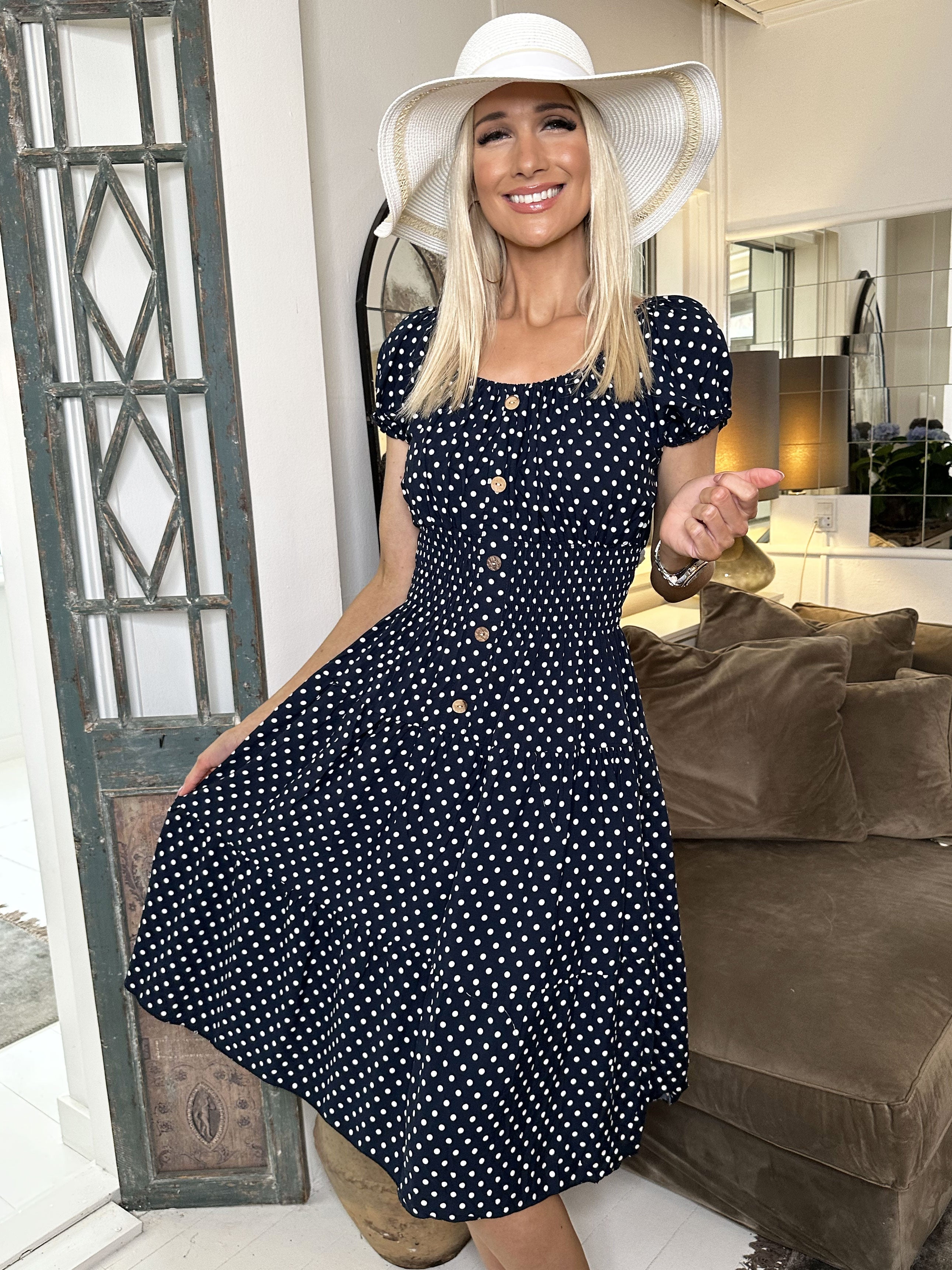 Finalia dot short - Söt klänning med prickar och elastisk midja - Black